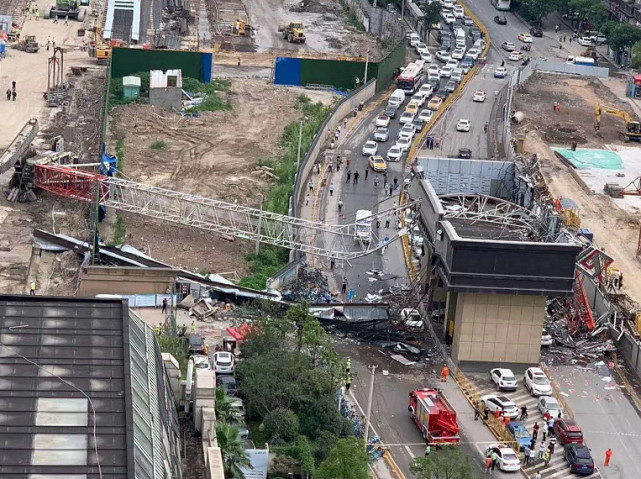 武汉一工地发生一起大型塔吊事故 救援正在进行中