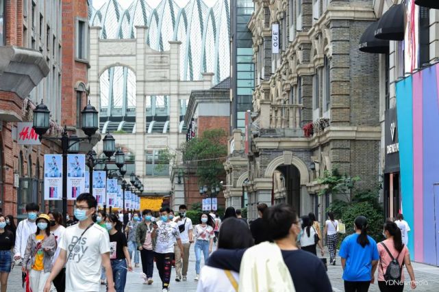 临街的店铺基本都开了,街上人来人往,成双成对,用作休息的长椅上总是