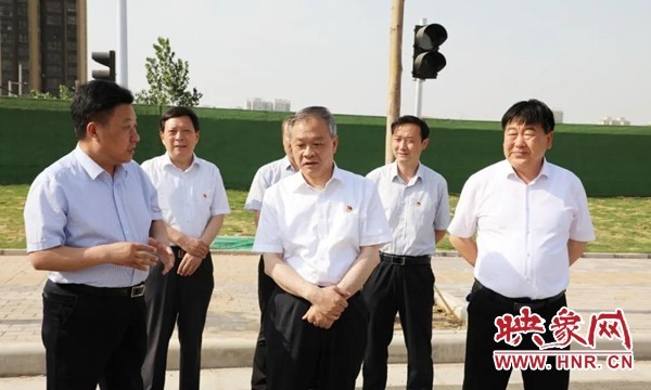 许昌市住建局局长王宏伟(左一)向市委书记胡五岳(中)汇报项目建设情况