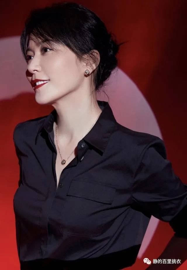 俞飞鸿气质出众，穿一身黑色衣服，衬得唇红齿白，眼睛明亮！