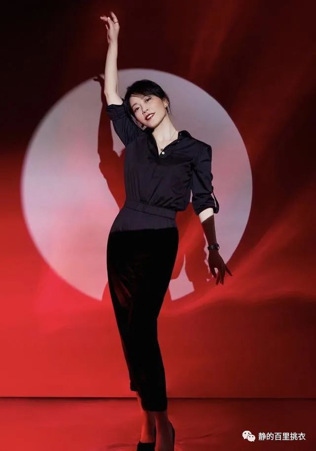 俞飞鸿气质出众，穿一身黑色衣服，衬得唇红齿白，眼睛明亮！