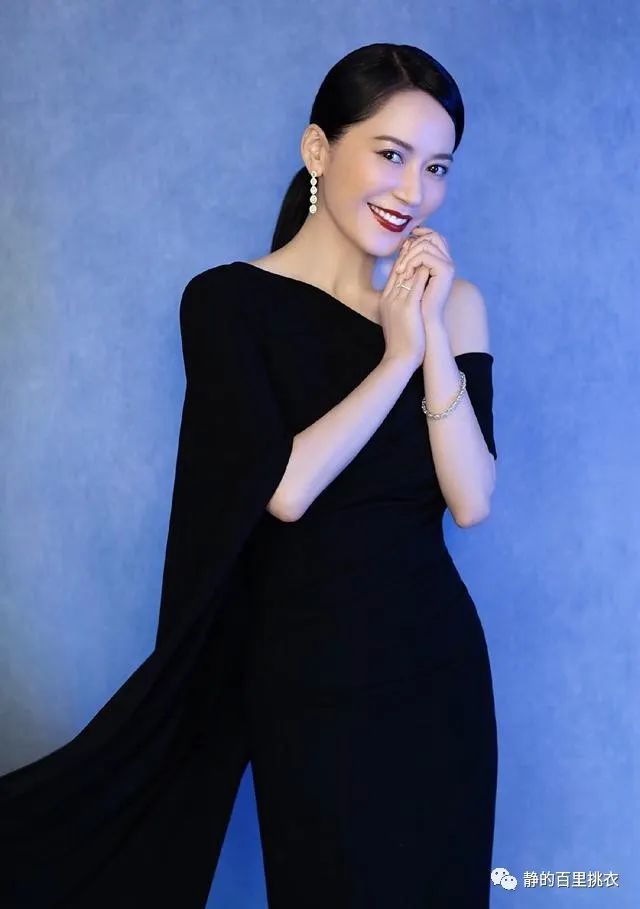 俞飞鸿气质出众，穿一身黑色衣服，衬得唇红齿白，眼睛明亮！