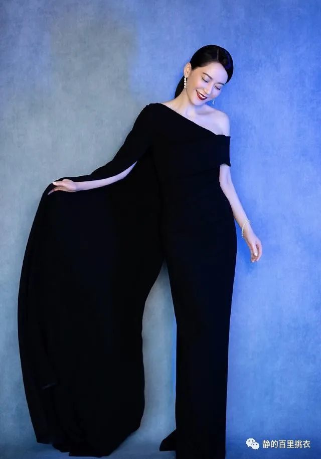 俞飞鸿气质出众，穿一身黑色衣服，衬得唇红齿白，眼睛明亮！