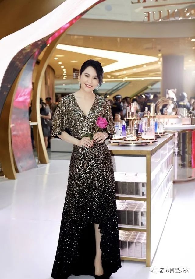 俞飞鸿气质出众，穿一身黑色衣服，衬得唇红齿白，眼睛明亮！