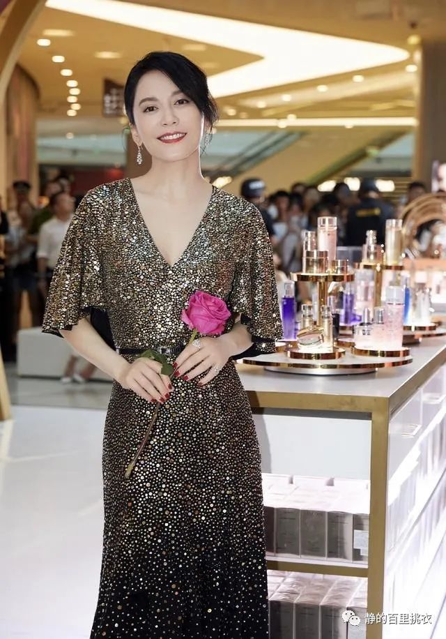 俞飞鸿气质出众，穿一身黑色衣服，衬得唇红齿白，眼睛明亮！
