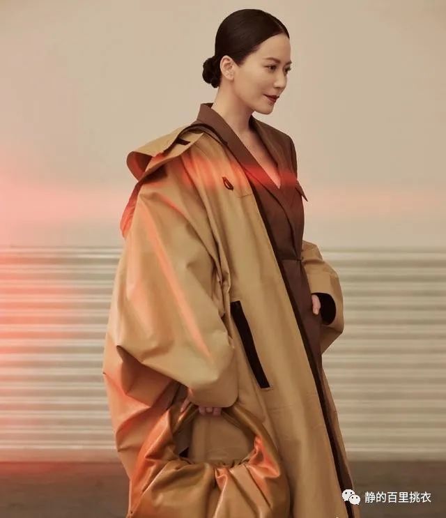 俞飞鸿气质出众，穿一身黑色衣服，衬得唇红齿白，眼睛明亮！