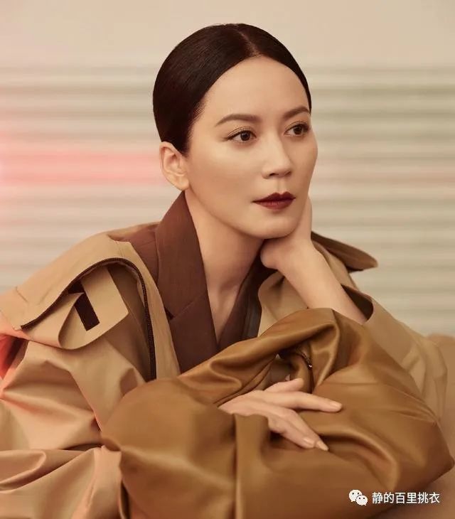 俞飞鸿气质出众，穿一身黑色衣服，衬得唇红齿白，眼睛明亮！