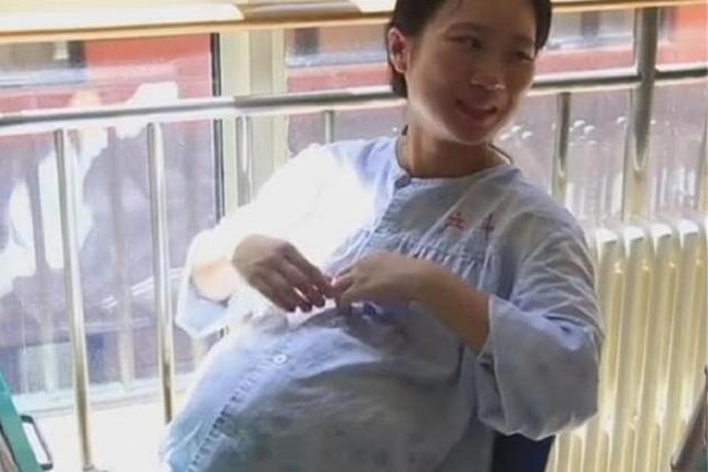 怀上3胞胎后,孕妈肚子大得像要被撑爆一样,医生:建议终止妊娠