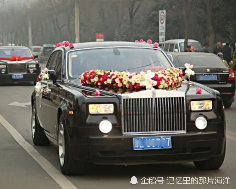 当结婚车队遇上出殡车队,到底谁先走?老人:走对吉利,走错晦气