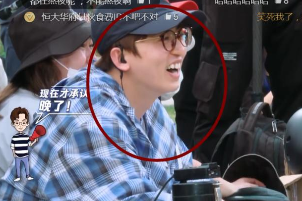 有种"意外出道"叫跑男导演,镜头不小心扫到他颜值,网友:真的心动了!