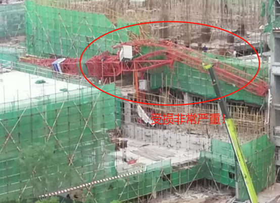 武汉工地塔吊倒塌 造成2人受伤无生命危险