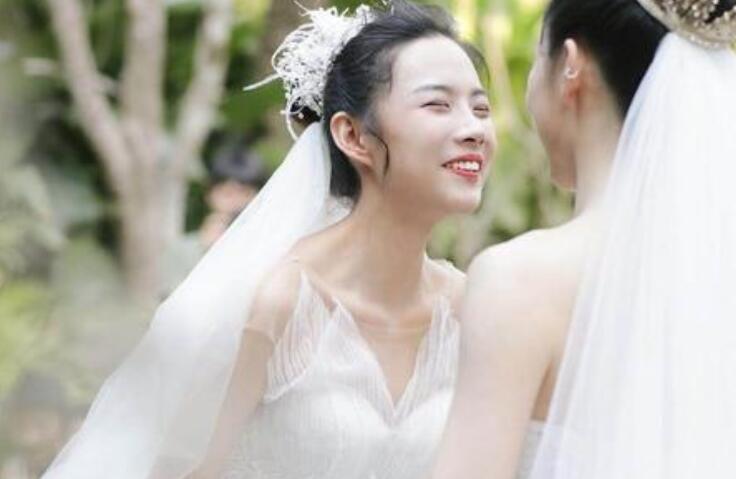 杨丽萍婚纱照_杨丽萍年轻照片