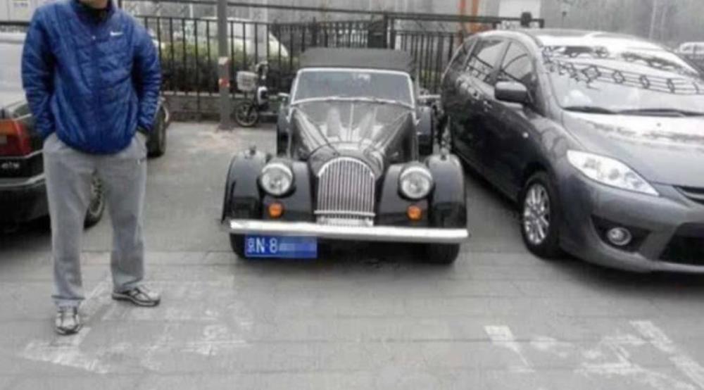杨坤的摩根跑车,车头占了车身长度一半,三根雨刷同时工作,售价超过三