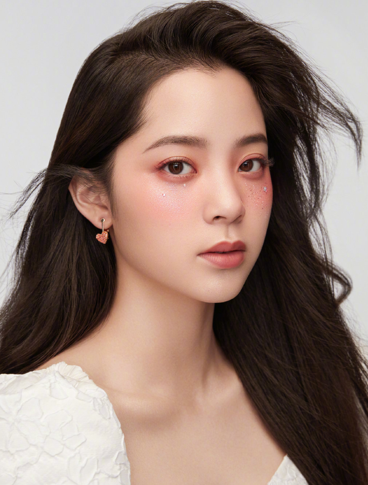 欧阳娜娜终于化浓妆，镜头特写脸时故意闭上眼，眼妆真实了