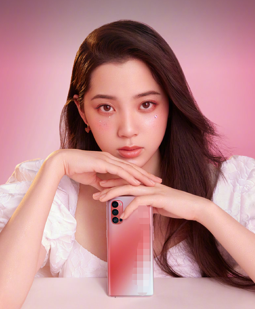 欧阳娜娜终于化浓妆，镜头特写脸时故意闭上眼，眼妆真实了