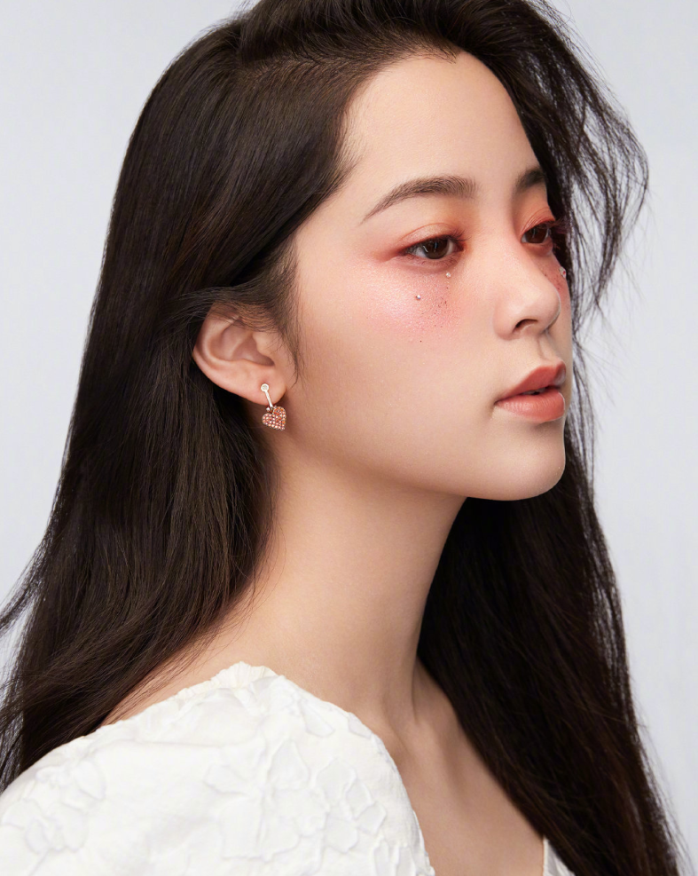 欧阳娜娜终于化浓妆，镜头特写脸时故意闭上眼，眼妆真实了