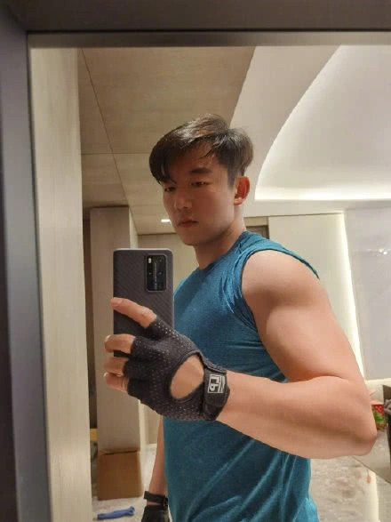 郑恺年后胖了30多斤，看了他的减肥食物后，我吃双份都吃不饱