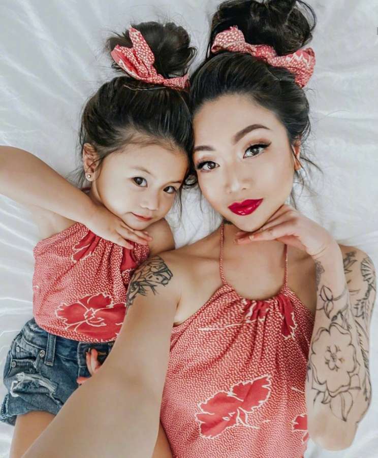 神仙母女亲子发型亲子装，连表情都是同款，妈妈真有爱女儿太可爱