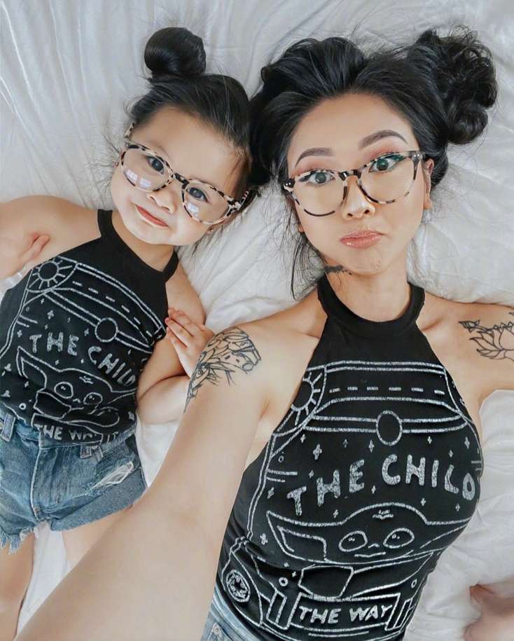 神仙母女亲子发型亲子装，连表情都是同款，妈妈真有爱女儿太可爱