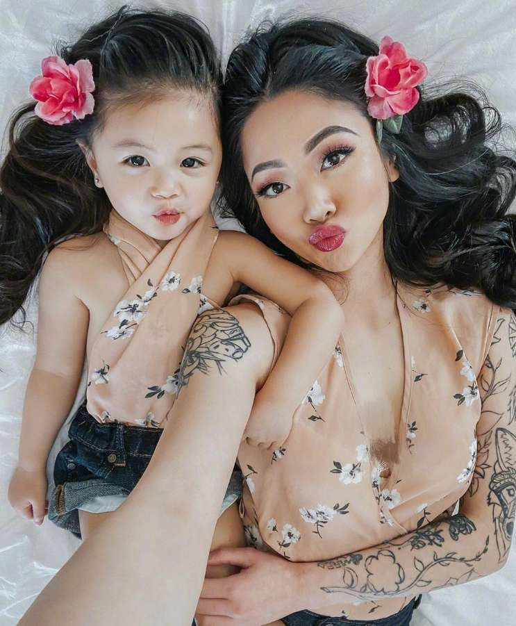 神仙母女亲子发型亲子装，连表情都是同款，妈妈真有爱女儿太可爱