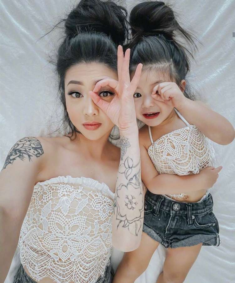 神仙母女亲子发型亲子装，连表情都是同款，妈妈真有爱女儿太可爱