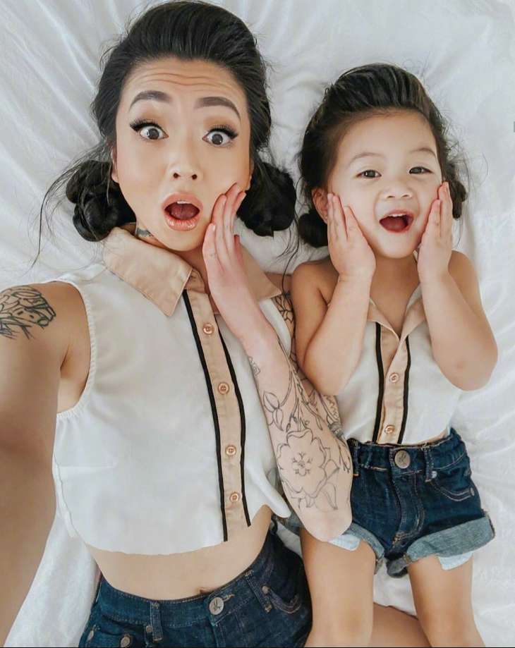 神仙母女亲子发型亲子装，连表情都是同款，妈妈真有爱女儿太可爱