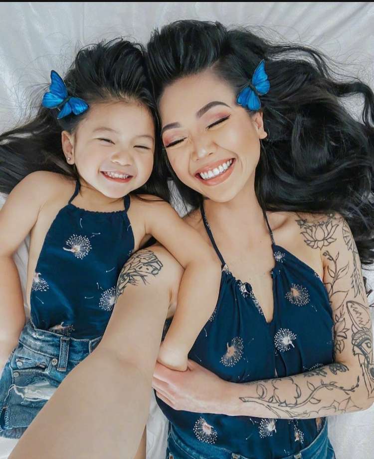 神仙母女亲子发型亲子装，连表情都是同款，妈妈真有爱女儿太可爱