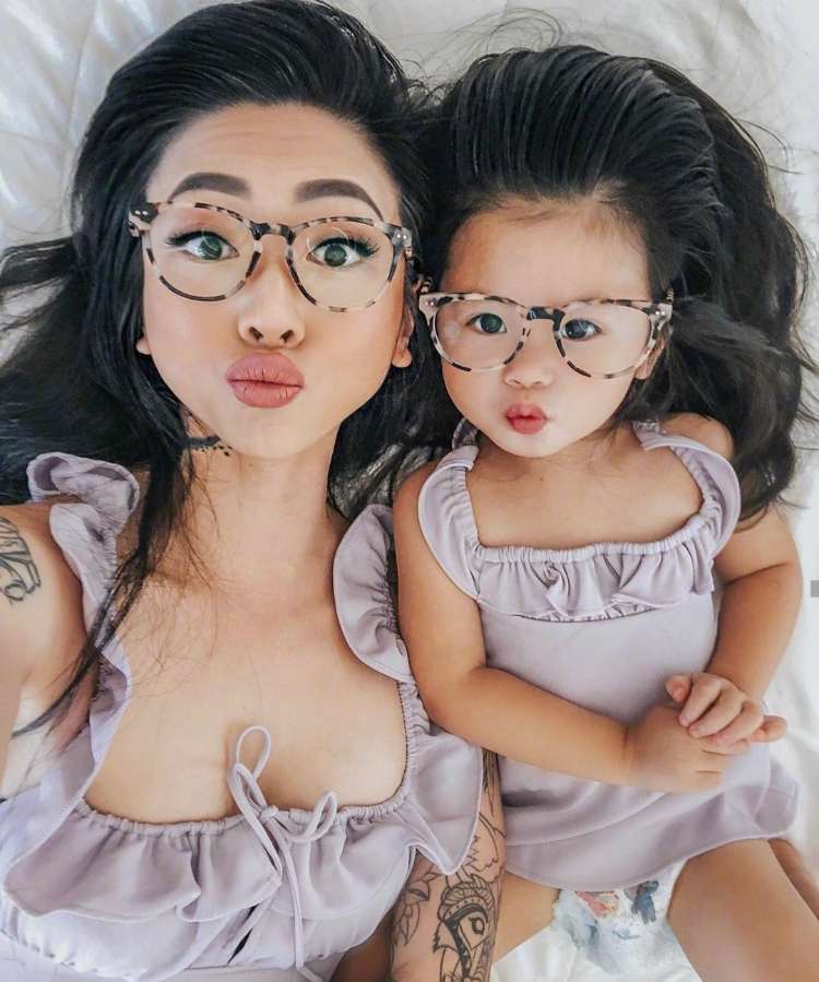 神仙母女亲子发型亲子装，连表情都是同款，妈妈真有爱女儿太可爱