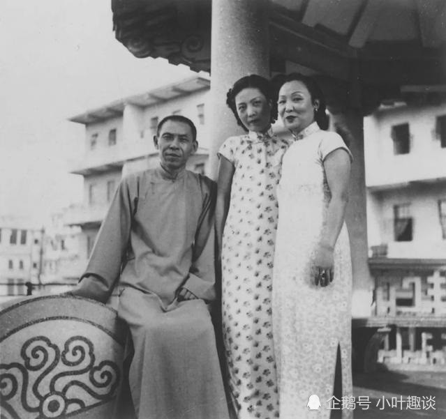 杜月笙,孟小冬(中),张翼枢太太于抗战期间在香港九龙杜家寓所合影.