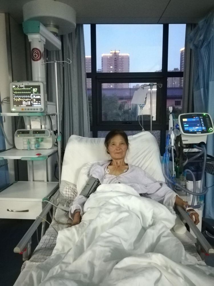 责任护士王凯华为长期卧床的8床患者床上洗发,为躺在病床上不能动弹