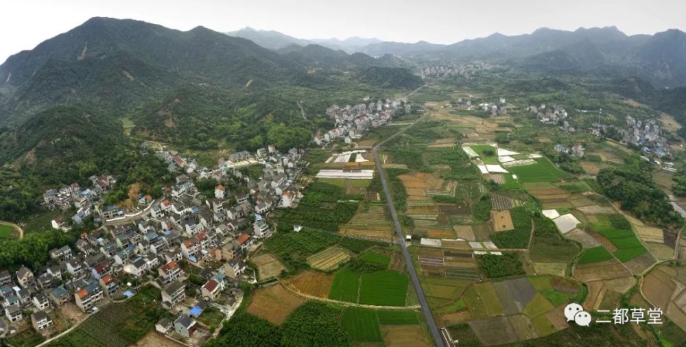 左边杨溪村,右边杨梅村,上头远处二都村