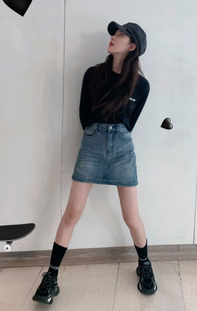 赵露思才是比例失调吧?看脸像110斤,但她穿无痕袜的腿