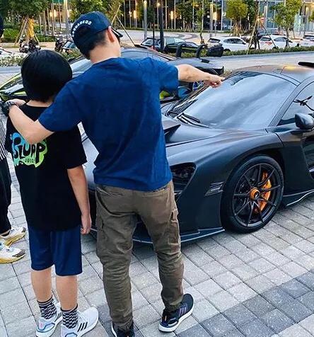 林志颖带kimi路边赏豪车,父子搭肩热聊画面温馨,车主竟是周杰伦
