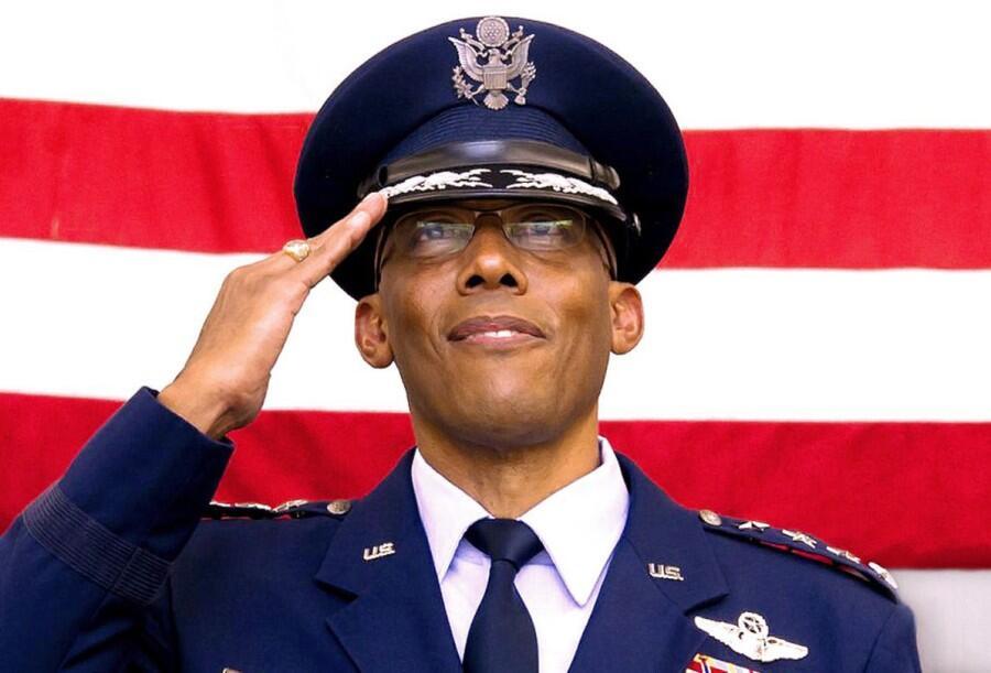 美国参议院全票通过 火速任命史上首位非裔空军总参谋
