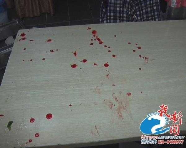 两桌食客为小事打架 一人满脸血