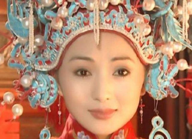 者陆诗雨,副驾驶坐着的是"萧剑"的扮演者朱宏嘉,而刘丹则坐在后座睡觉