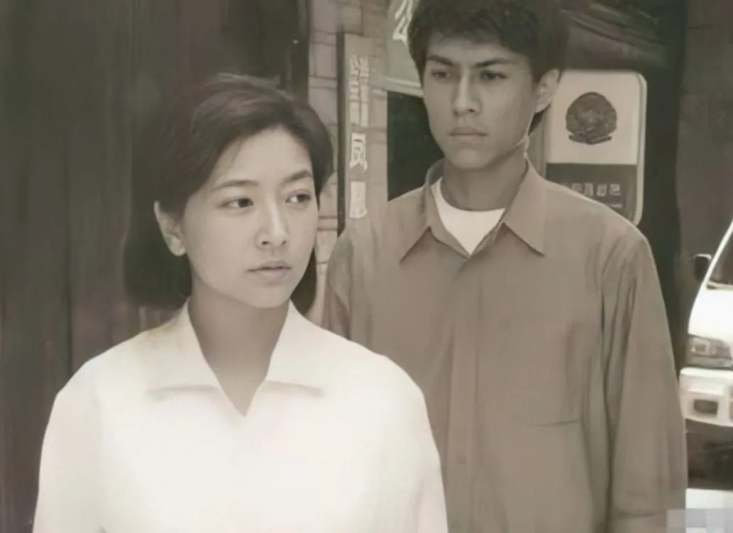 2006年,靳东和江珊合作电视剧《悲情母子》,两人在剧中饰演的是母子.