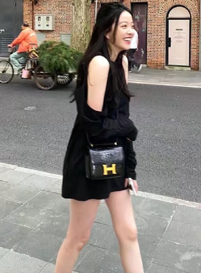 王中磊女儿晒照，22岁背25w包包，这才是圈内真正“白富美”