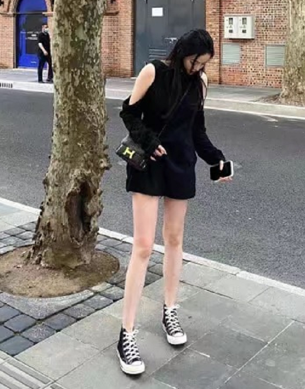 王中磊女儿晒照，22岁背25w包包，这才是圈内真正“白富美”