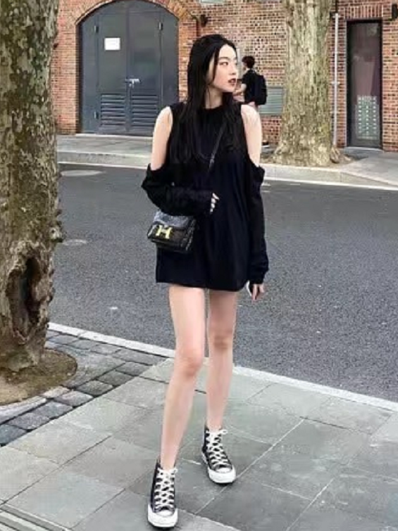 王中磊女儿晒照，22岁背25w包包，这才是圈内真正“白富美”