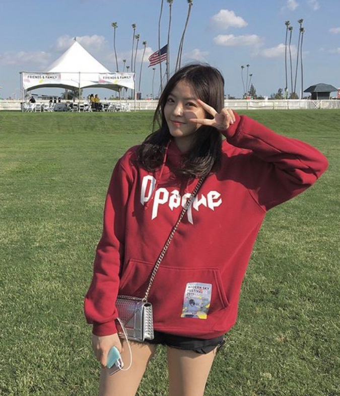 王中磊女儿晒照，22岁背25w包包，这才是圈内真正“白富美”