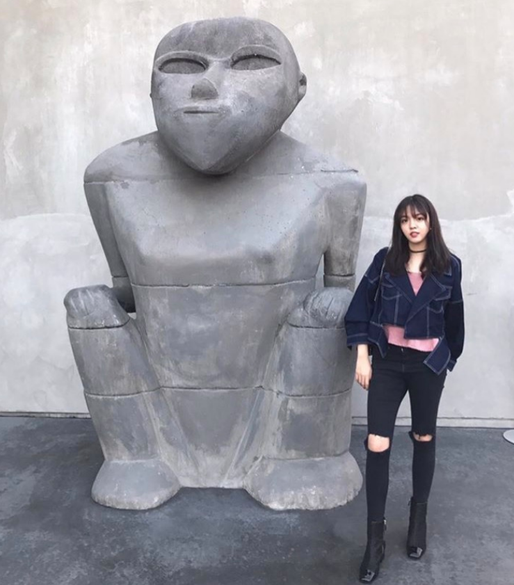 王中磊女儿晒照，22岁背25w包包，这才是圈内真正“白富美”