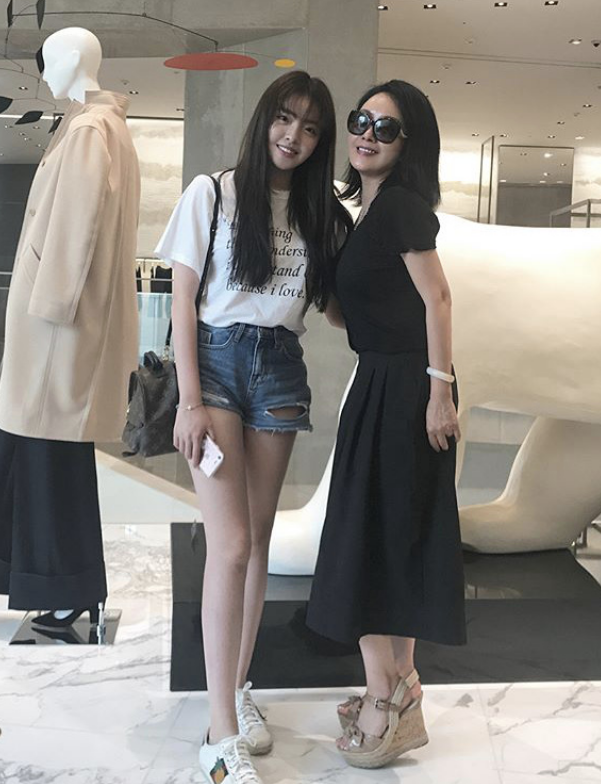 王中磊女儿晒照，22岁背25w包包，这才是圈内真正“白富美”