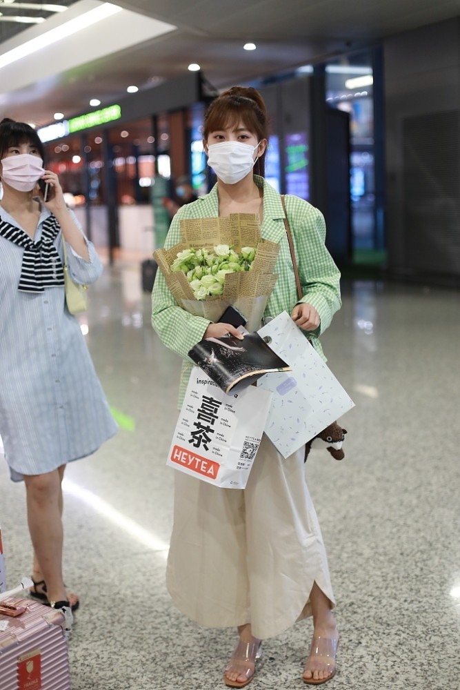 李艺彤街拍:薄荷绿西装亚麻布阔腿裤pvc凉鞋清新甜美