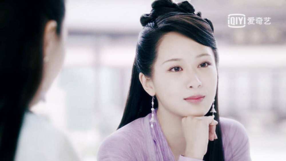 有没有觉得现在的古装剧太节俭了？许多女演员的头上几乎零发饰