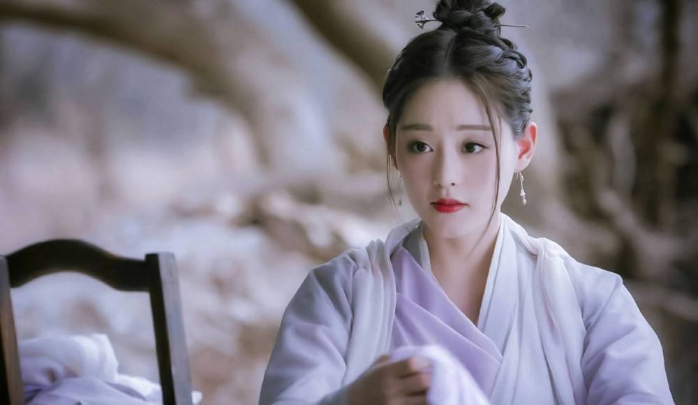 有没有觉得现在的古装剧太节俭了？许多女演员的头上几乎零发饰