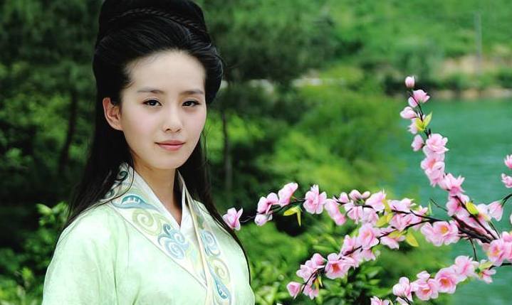 有没有觉得现在的古装剧太节俭了？许多女演员的头上几乎零发饰