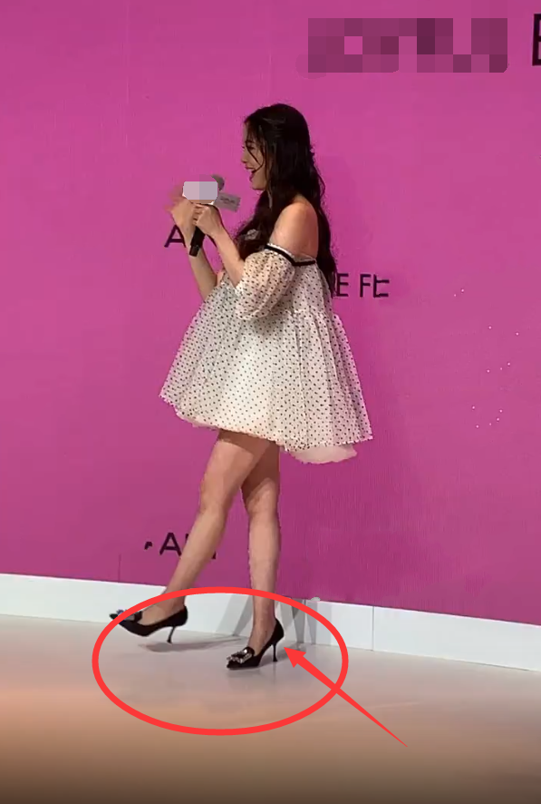 欧阳娜娜与同等身高女生合照,腿长真实了