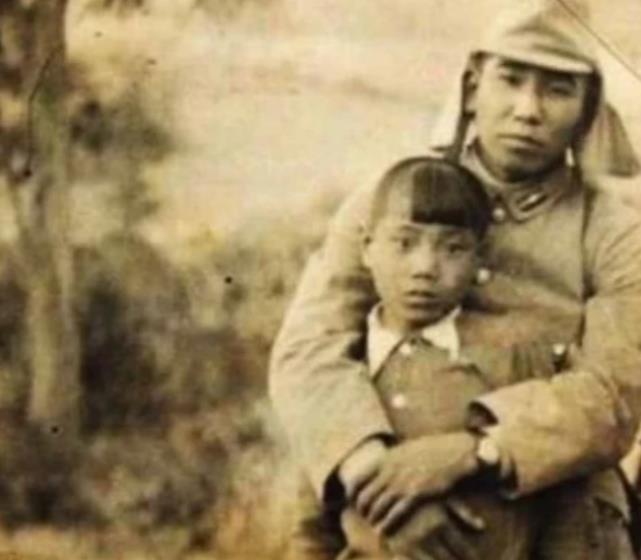 一位中国小姑娘,原本看上去十分正常的照片,却因背后的故事而令人非常