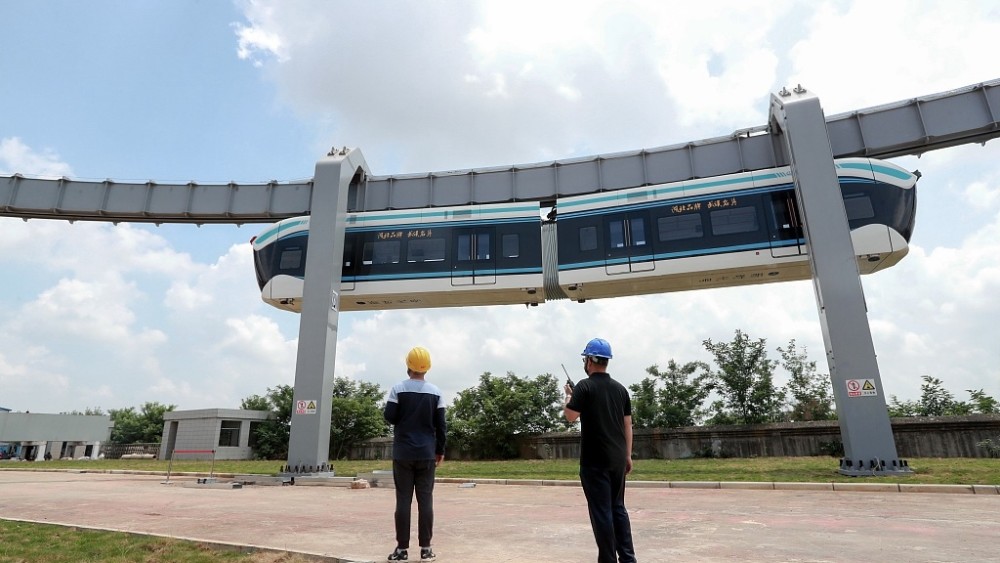 武汉的"空中火车",是中国中部湖北省有史以来的第一架悬挂式单轨火车